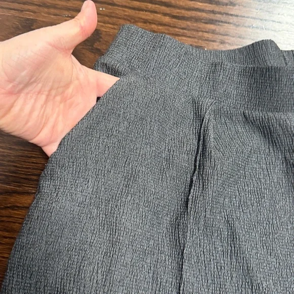 H&M stretchy dress pants size medium - Picture 4 of 7